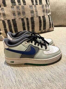 Nike Kids Air Force 1 Sneakers in Light Gray, Navy & Black